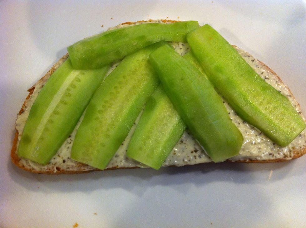 Make a layer of the sliced cucumber.