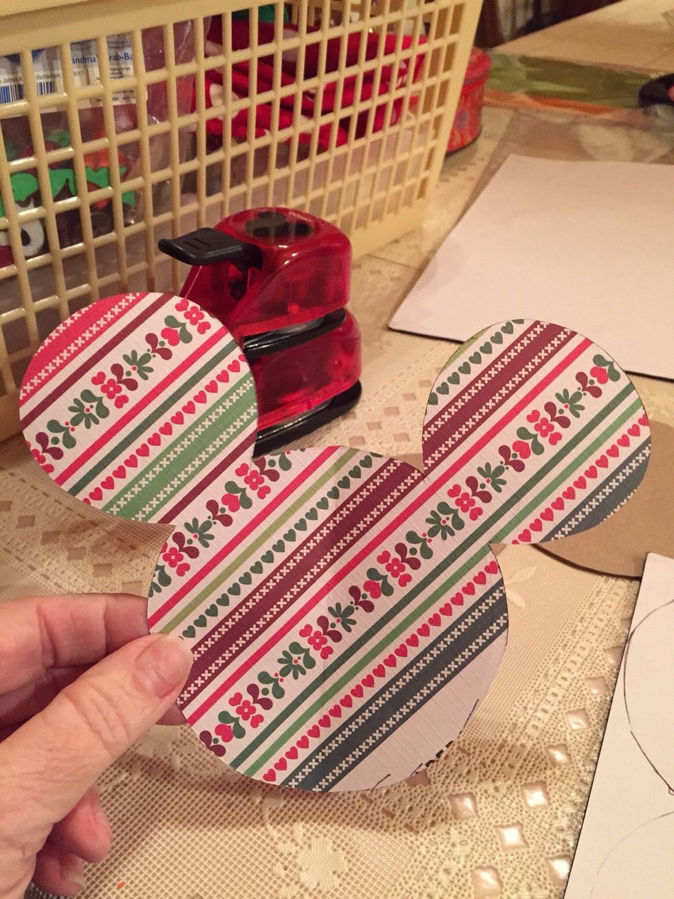 Make a Mickey head template from paper or cardboard