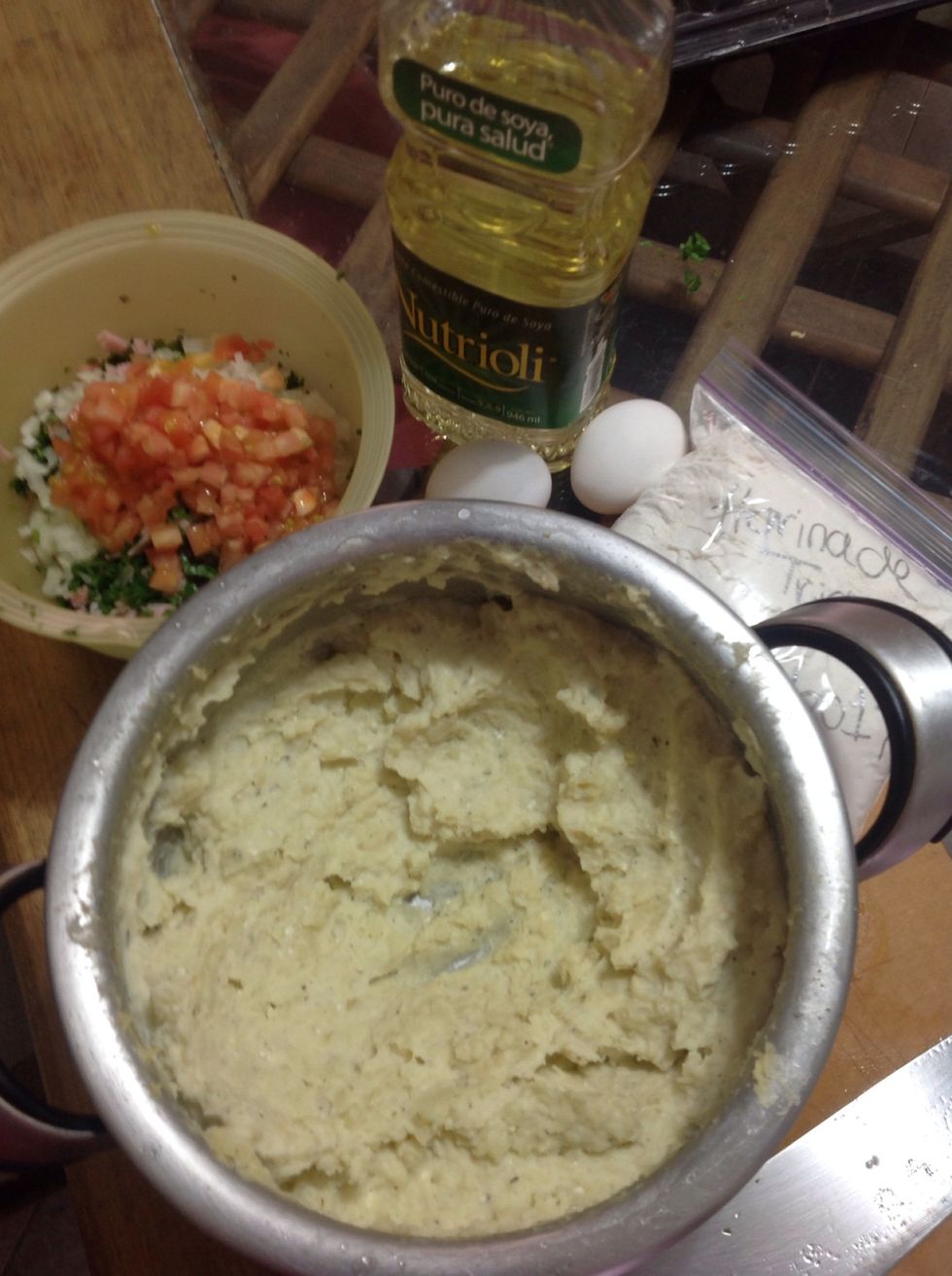 Make a regular mash potato, whit butter, milk, salt and pepper, and Parmesan, chop the ham, and the rest of the veggies, as shown in the picture
