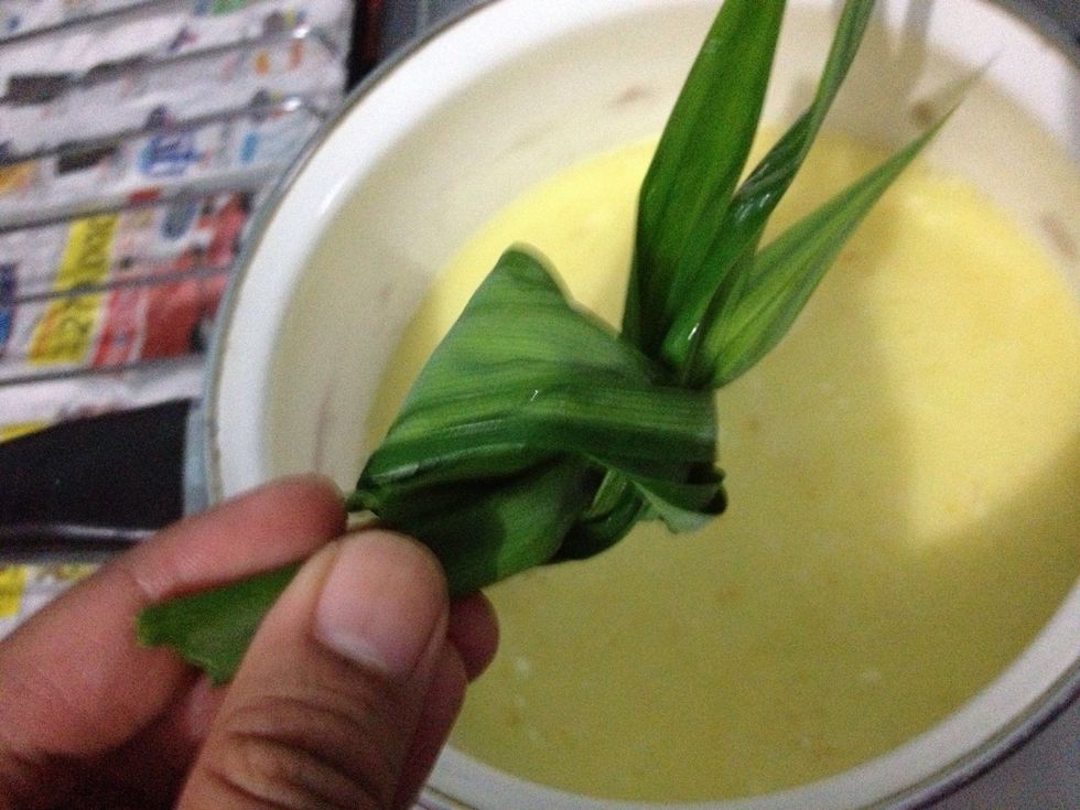 Make a ribbon out if 3 pandan leaves, and add them into the pot