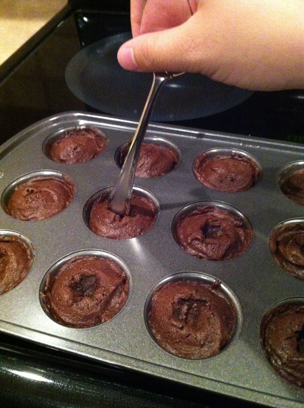 Make a small hole using the handle end of a spoon while the brownies are still very moist and hot. Let it stand in the tray for 5 mins.
