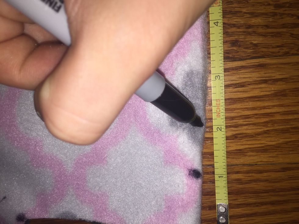 Make a tiny mark with a Sharpie every one inch around the perimeter of the cloths.