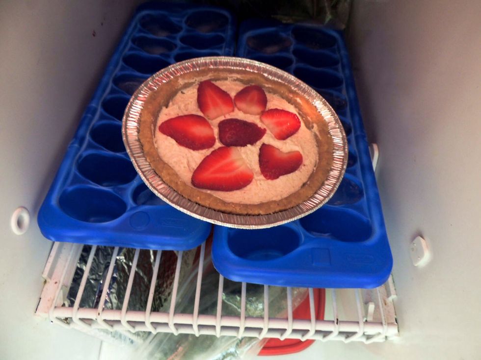 Make a topping and place in the freezer for about 30 minutes