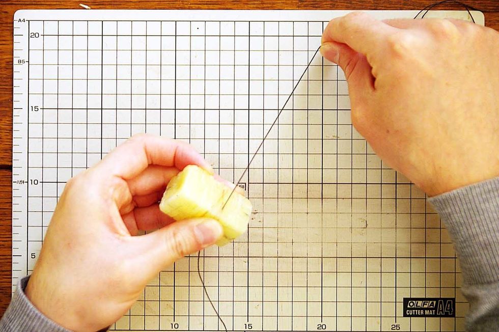 Make a wax cord.