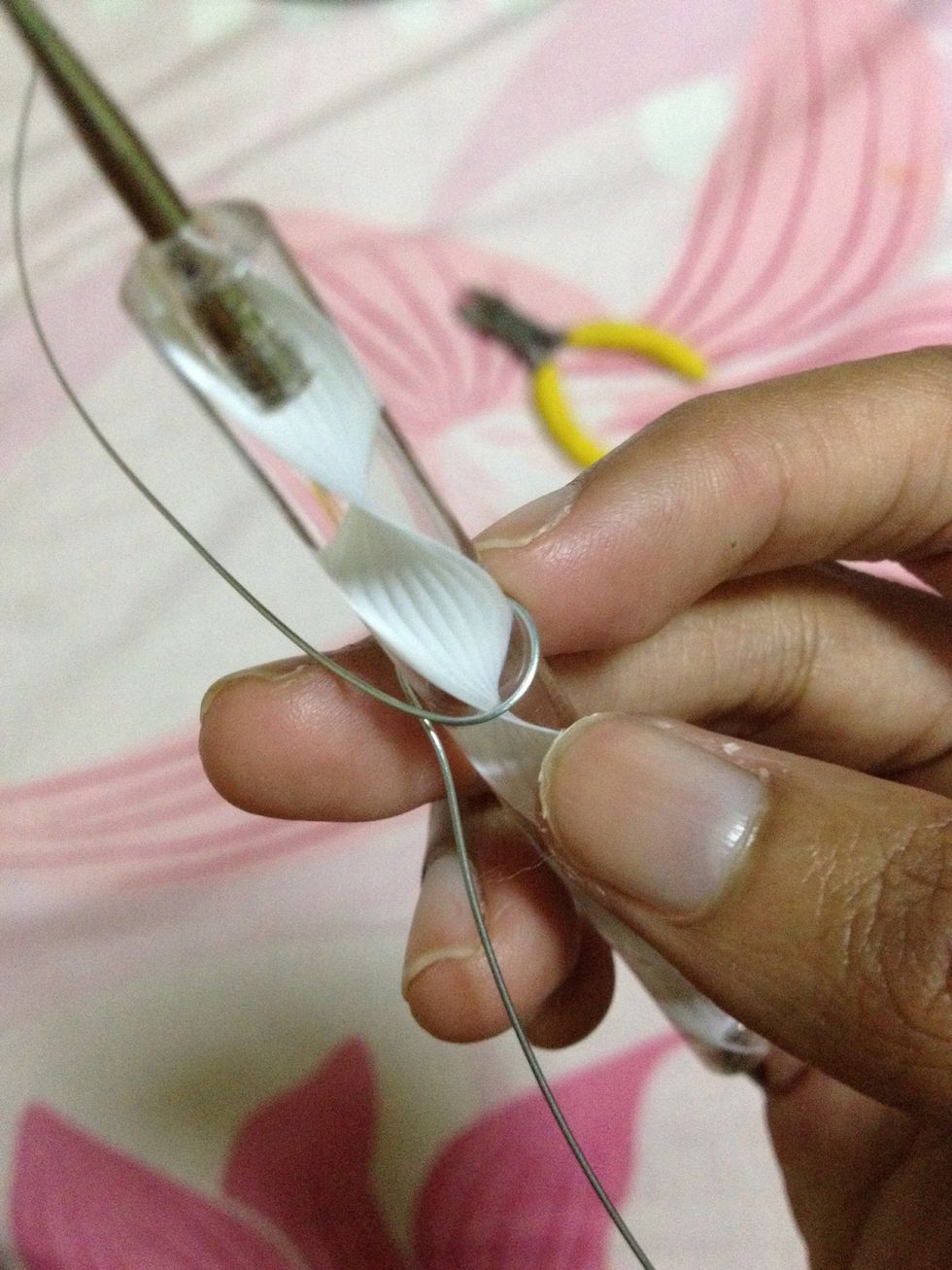 Make both ends of the wrapped wire around the cylinder meet.