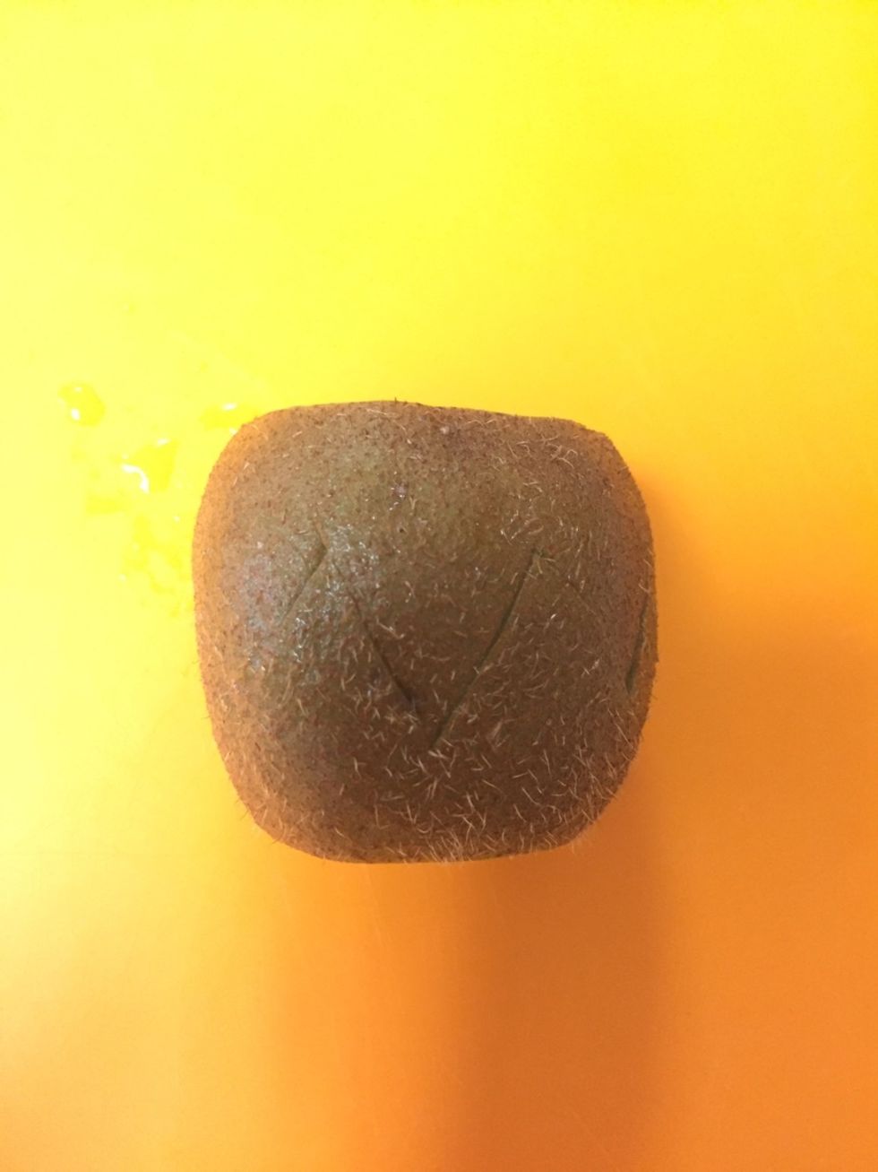 Make diagonal cuts in the center of the kiwi, making triangles.