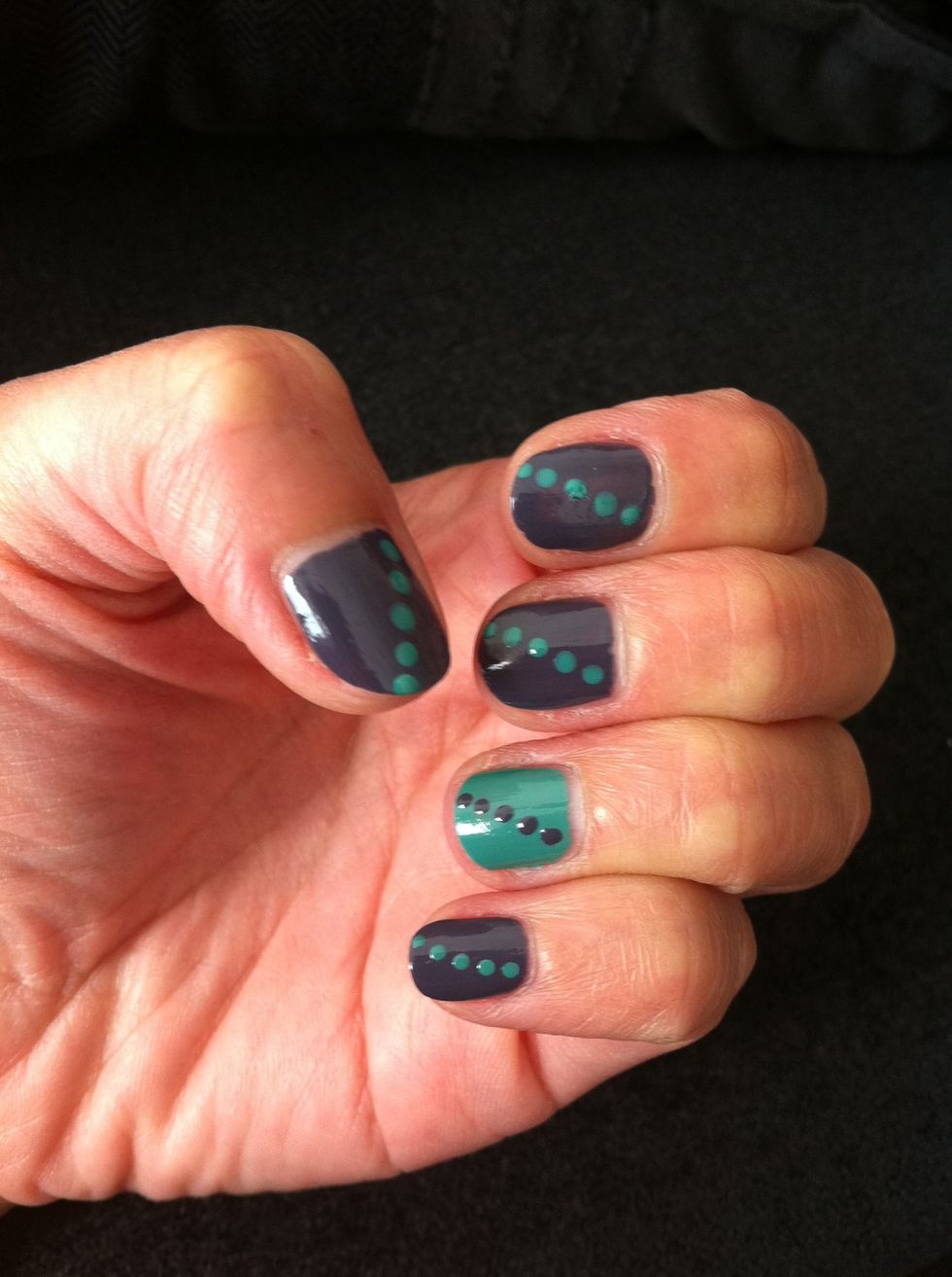 Make diagonal dots on the two accent fingers.