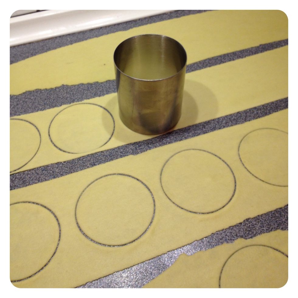 Make discs with a stencil (6-7 cm in diameter)