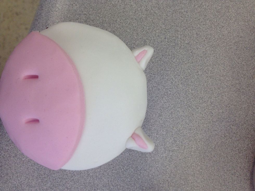 Make ears using white and pink fondant icing