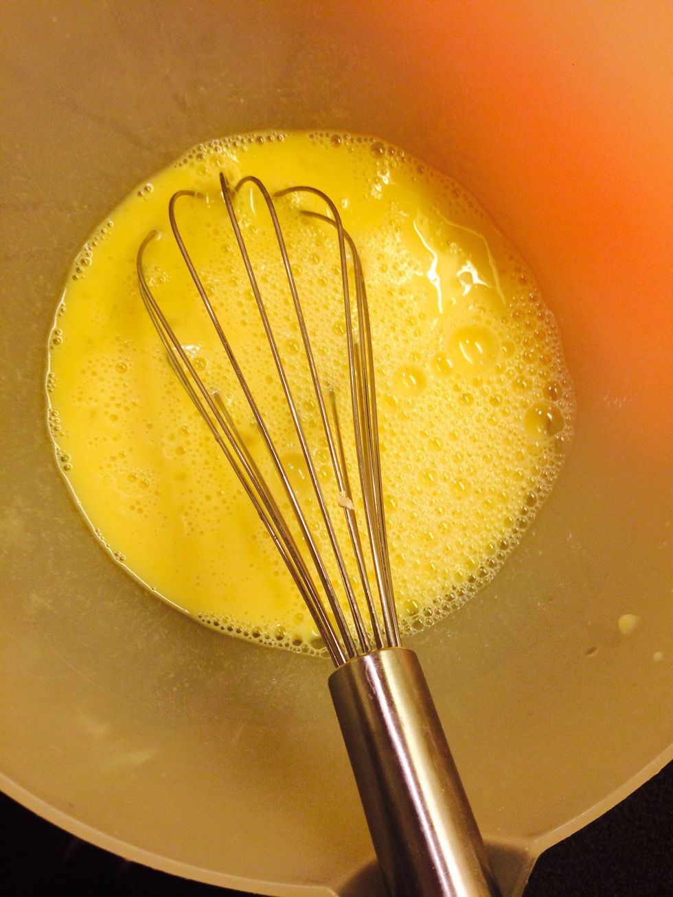 Make egg-filling: 2 eggs, 2-3 dl oat milk (almond or regular works too, soy and rice milk is a bit too sweet) and a pinch of salt and pepper.