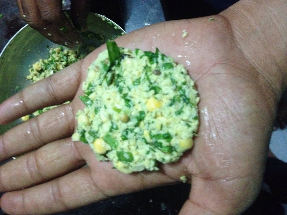 Make flat cutlets of this mix