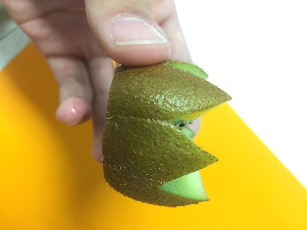 Make incisions from the bottom to the top without cutting into the kiwi too much.