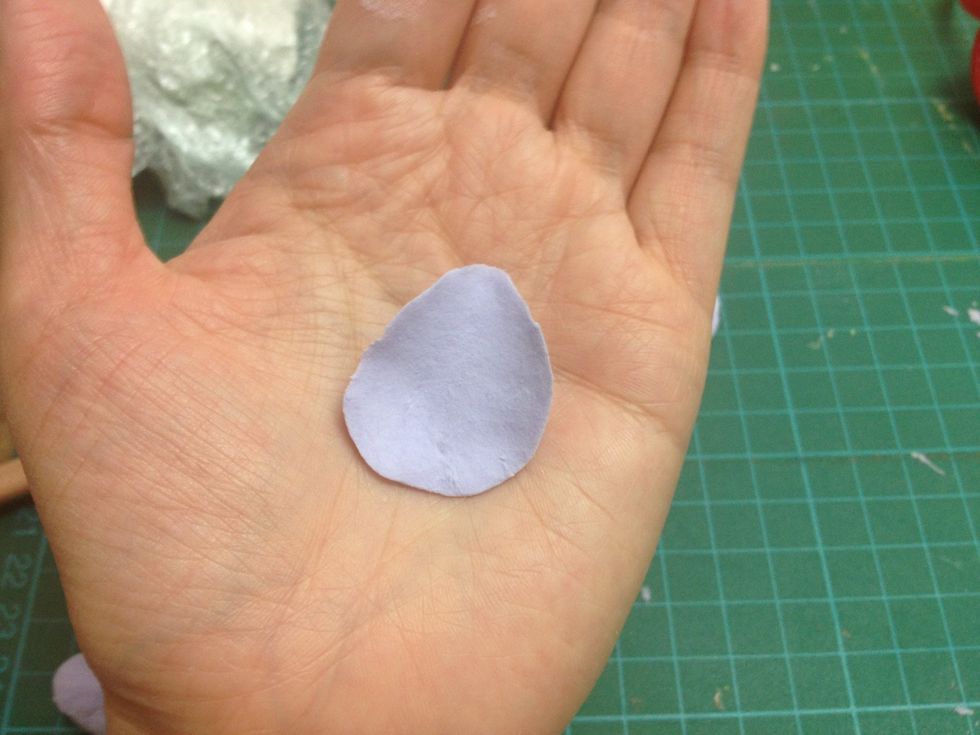 - Make it flat at the hand middle by the first finger so the the hand prints will appear on the petal which make it more alike real.