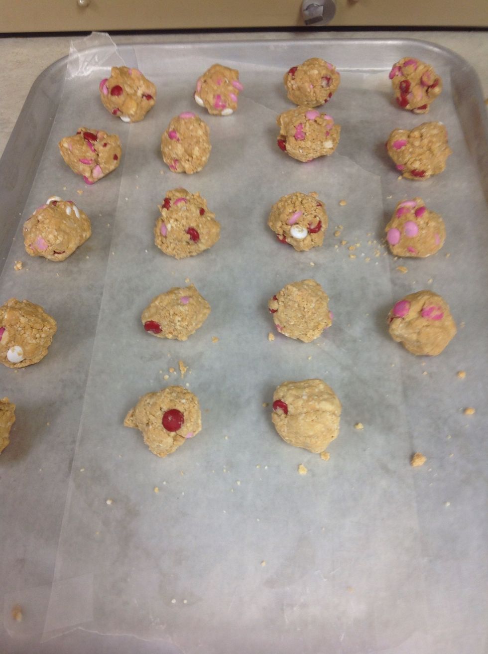 Make little balls out of the dough.