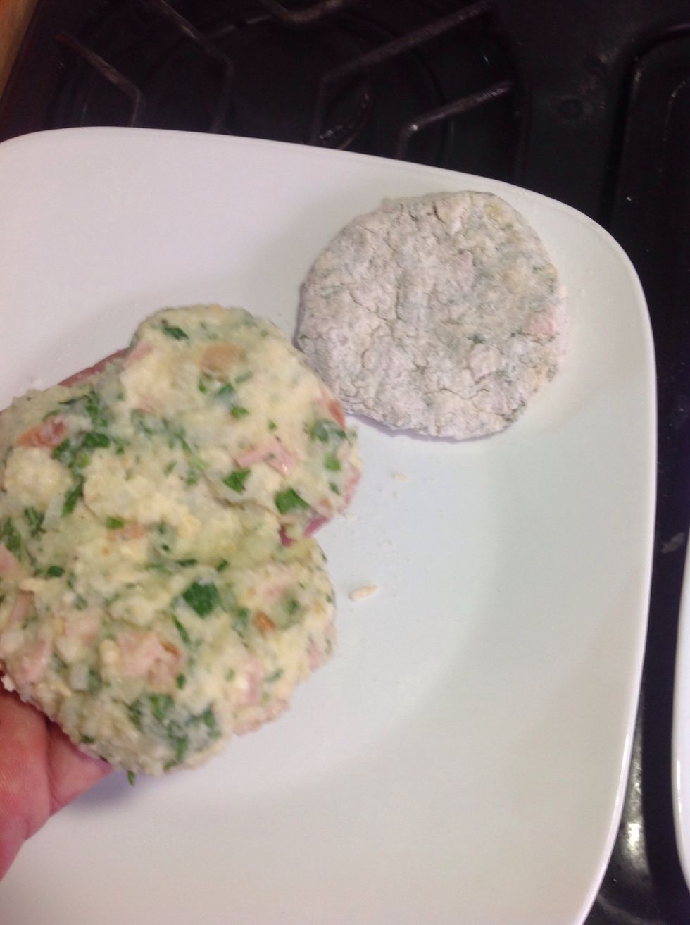 Make little round cakes, place them in a bowl whit flour