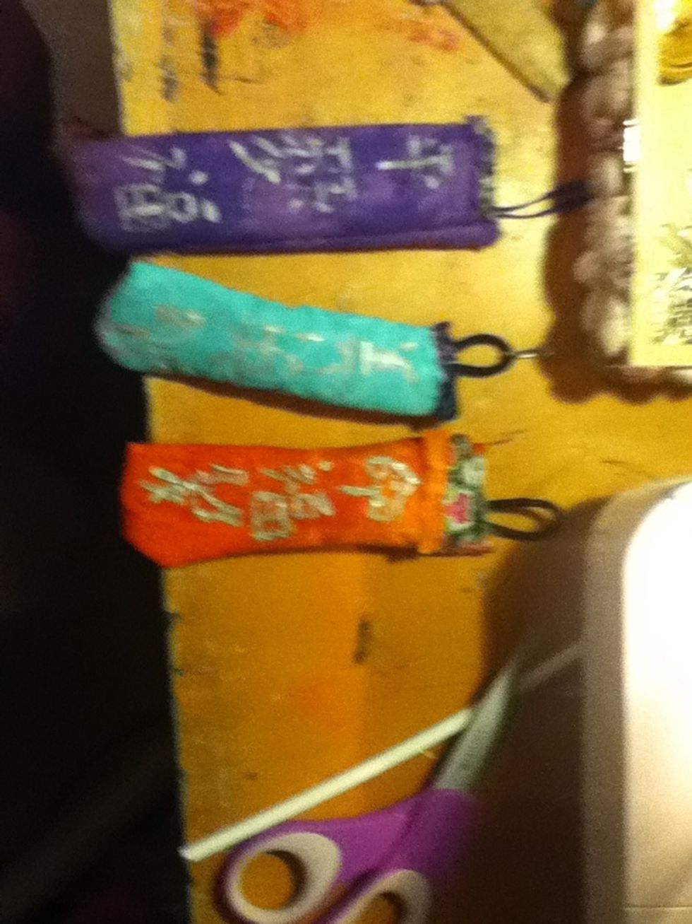 Make lots and give them to your friends! Toss on a lanyard clip and hook em up to your bag. These are really cool and unique pencil holders because they go on the outside of your bag for easy access!
