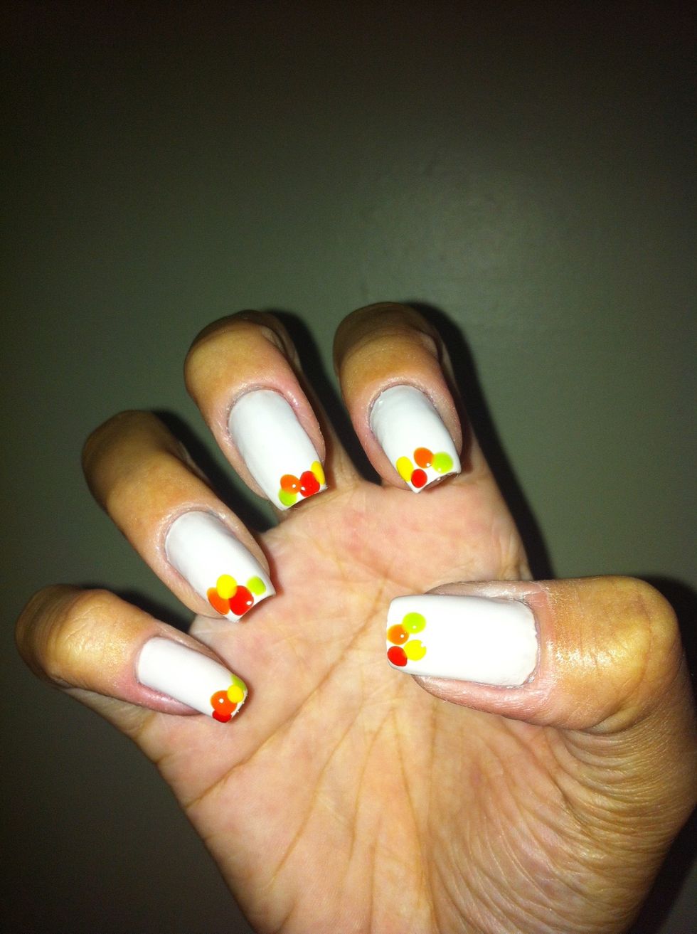 Make one green dot on your nails like the picture.