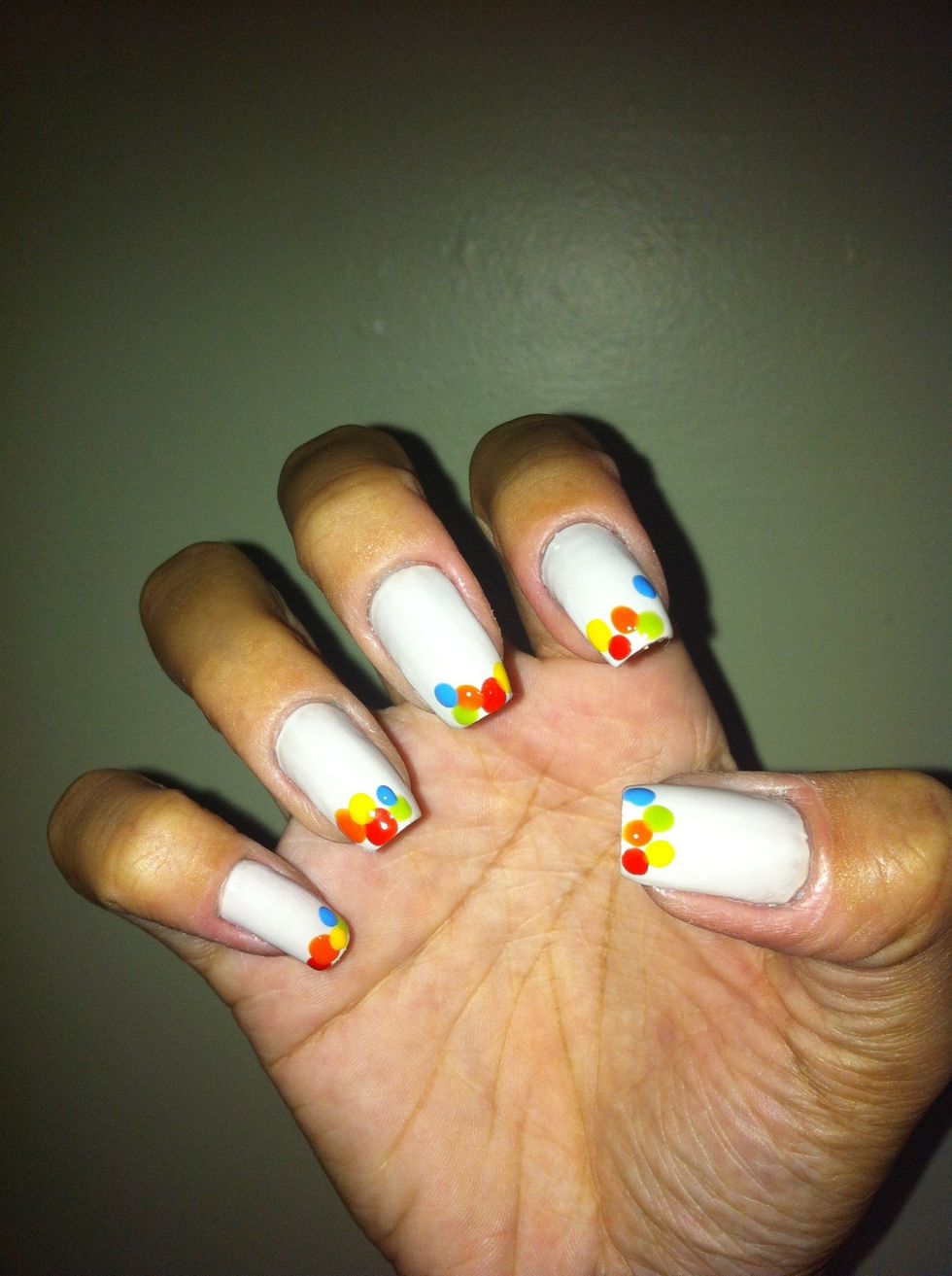Make one light blue dot on your nails like the picture.