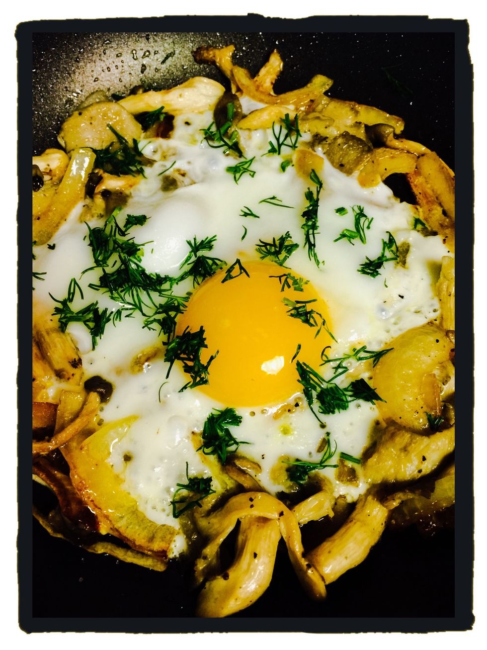 Make room in the middle of the pan and break an egg. Garnish with chopped dill. Season with a little more salt and pepper to taste.