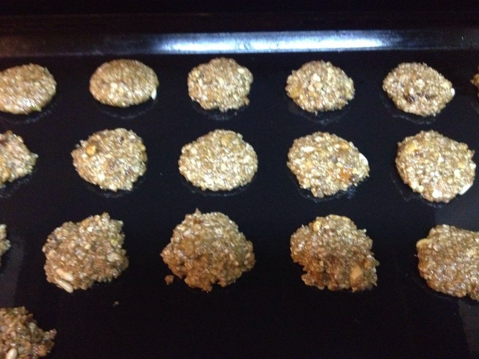 Make small circles and put on baking tray. Bake in the oven on a temperature of 175*C for 10mn or until cooked.