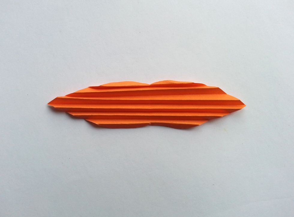 Make small even folds on the paper horizntally.