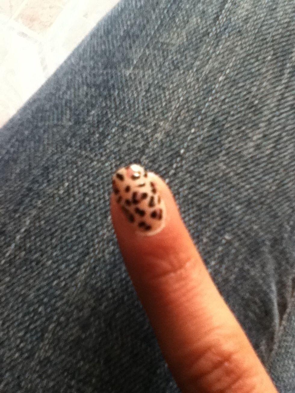 Make some curved lines around the spots,finish the design adding some dots and curves to finish the design and look like a leopard! Like so!!