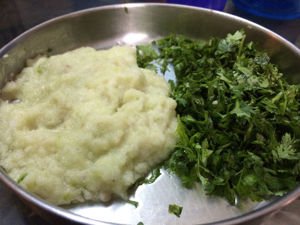 Make some fine paste of onions and chopped coriander for marination.