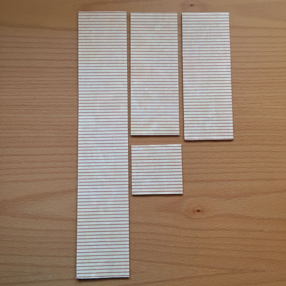 Make some pieces that serve to make separations inside the box. You can do them with cardboard and then cover them with Graphic 45 DIY Craft Paper.