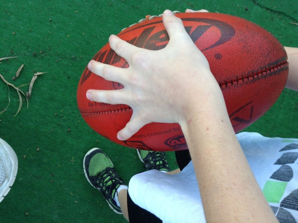 Make sure that the middle line is in between your two last fingers.