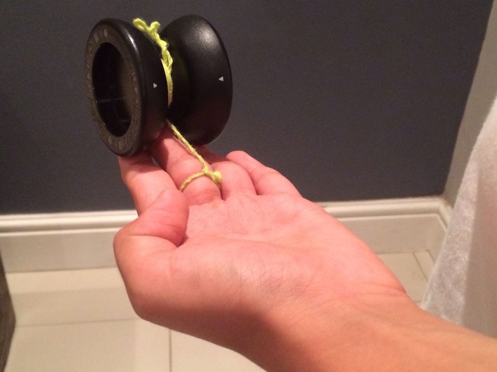 Make sure that the string is lying on your middle finger