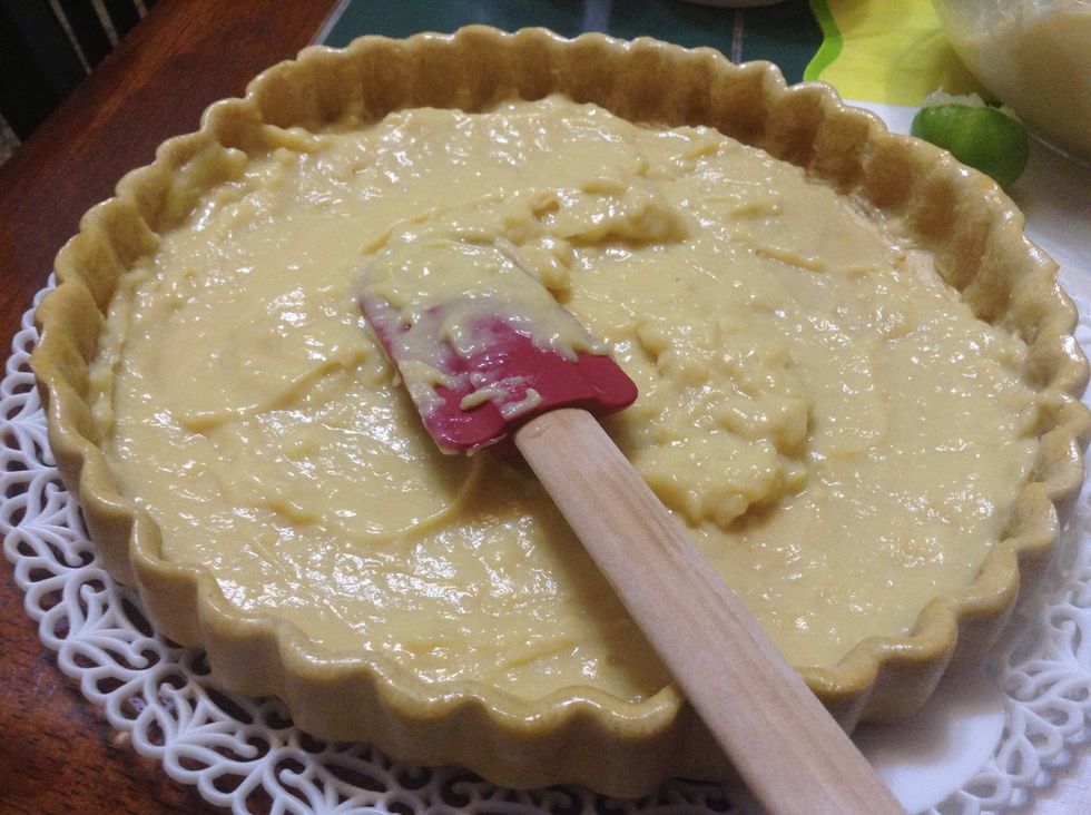 Make sure the creme goes to every corner and crevice of the crust.