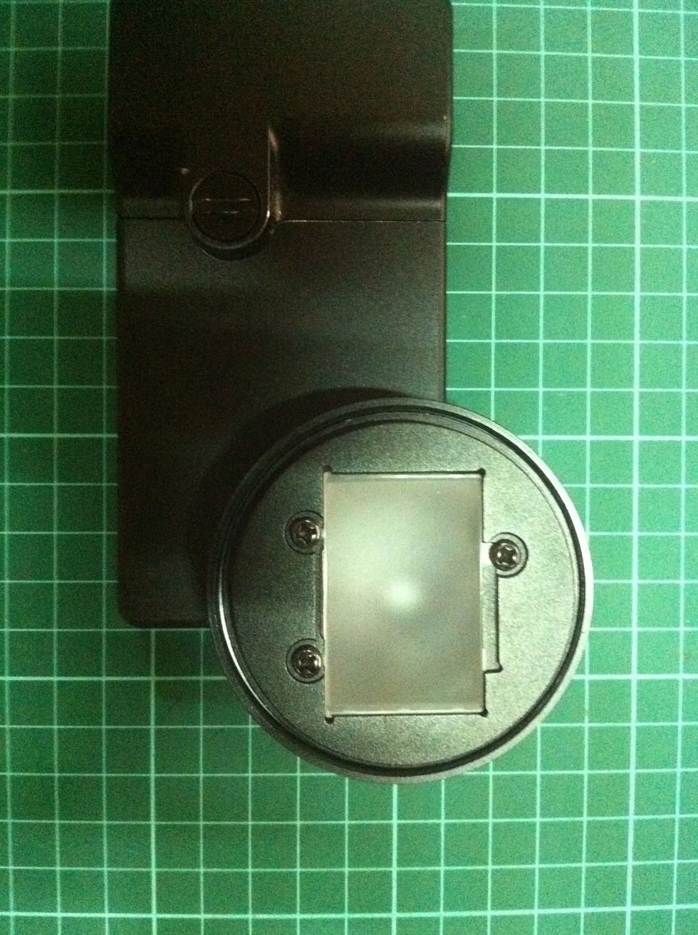 Make sure the focusing screen is aligned straight to the case.