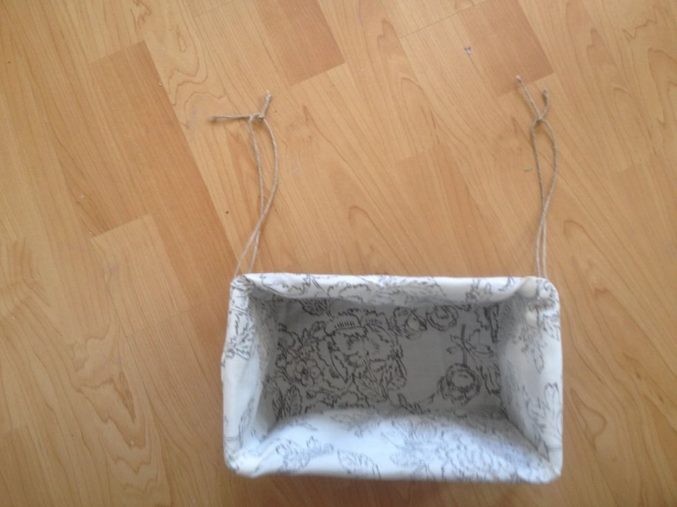 Make sure the length of the rope is even on both sides, and tie off.