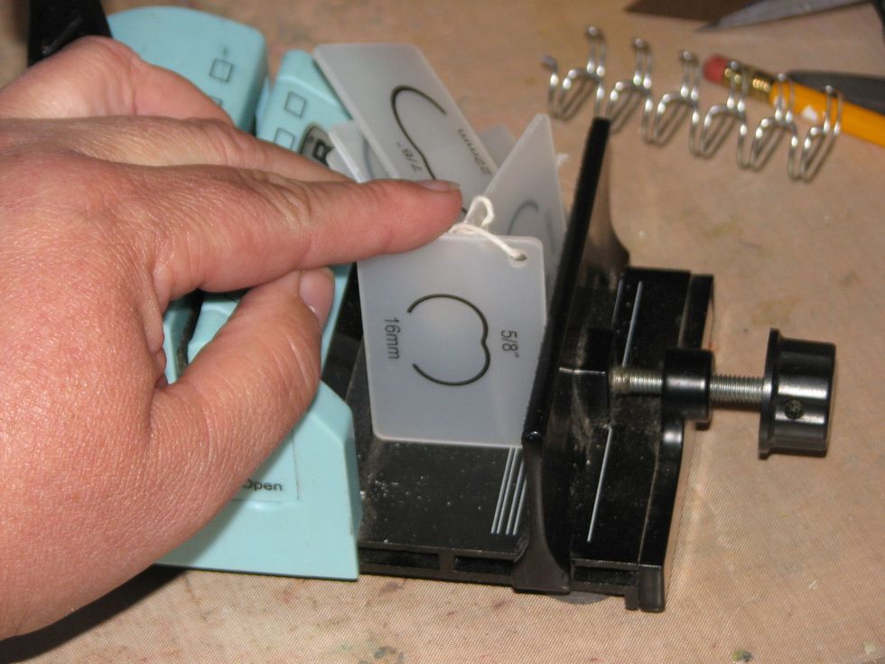 Make sure the machine is set to the corresponding o-wire size that you are using to bind your album to ensure a proper finish.