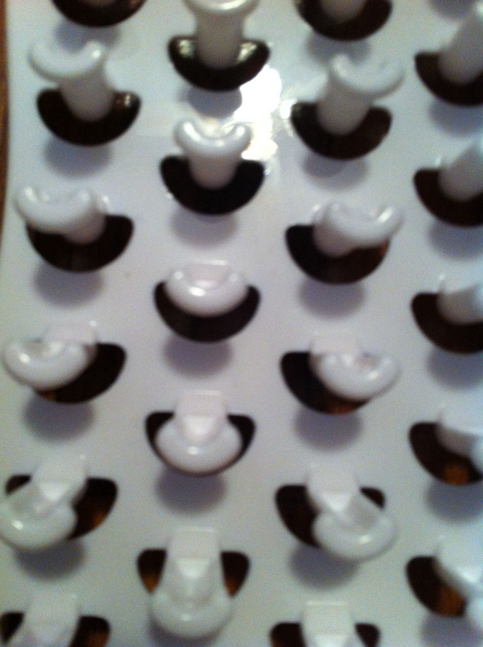 make sure the pegs are making a 'u' shape.