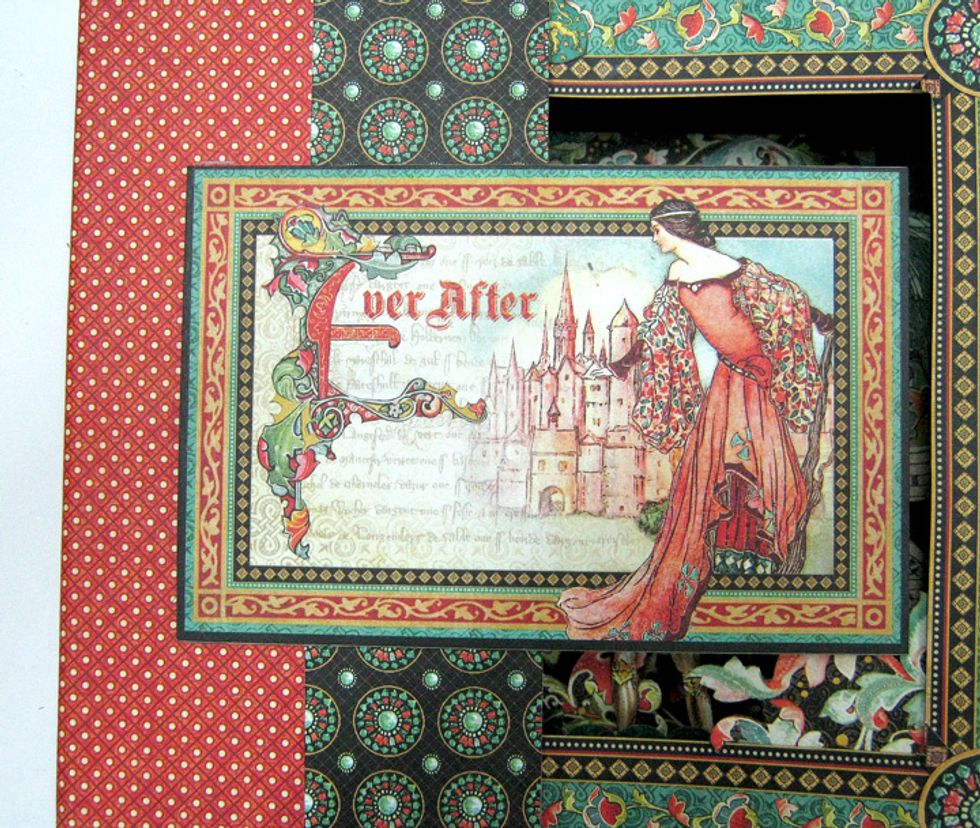 Make sure to align the two magnets: the one on the 4"x6" chipboard and the second on the right front cover so the closing mechanism will be straight.