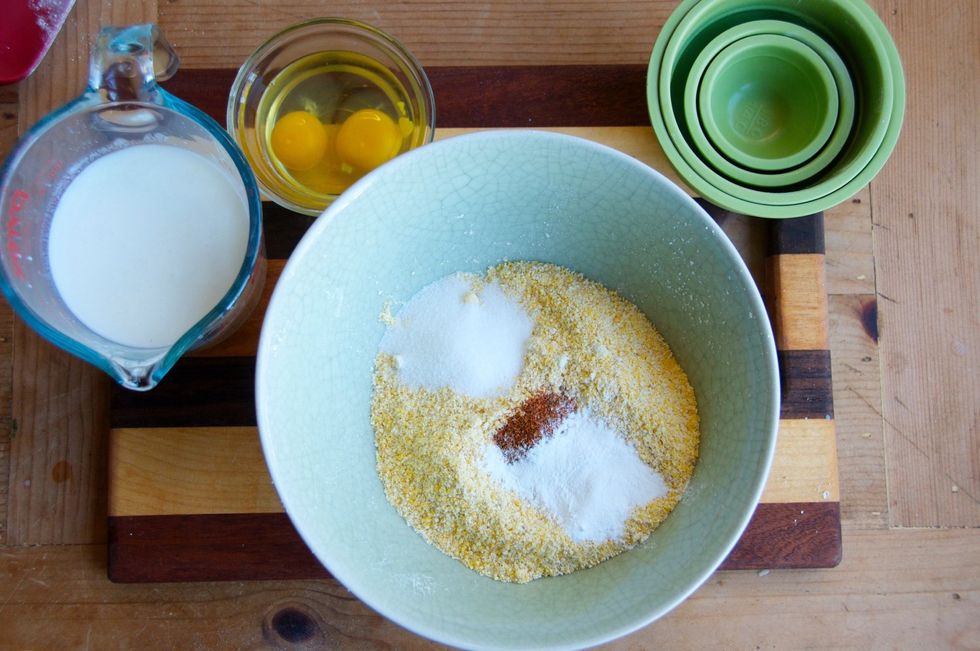 Make sure to preheat your oven at 425 degrees. This recipe is really easy. First, you need to combine all dry ingredients and mix them well.