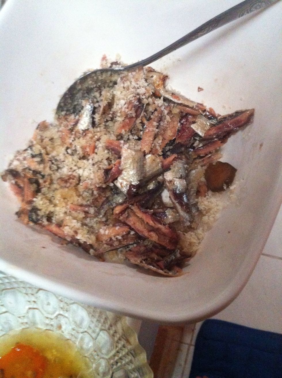 Make sure you remove the bones of our little sardines don't want you choking! Mix the breadcrumbs, add a spoonful of olive oil and mix them in a bowl.
