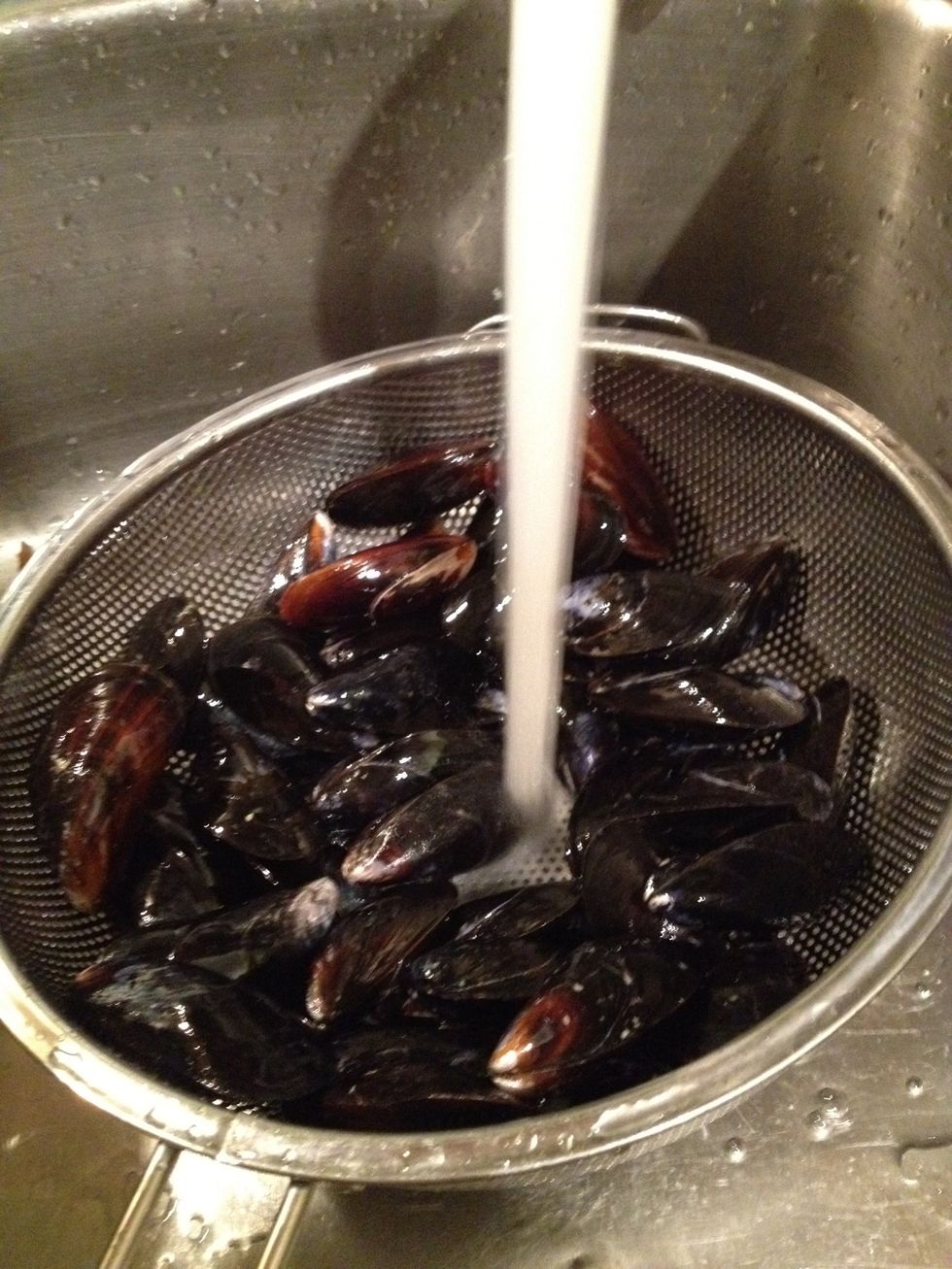 Make sure you rinse the mussels well. You don't want them to be gritty. If they have "beards" on them, try your best to take them off.