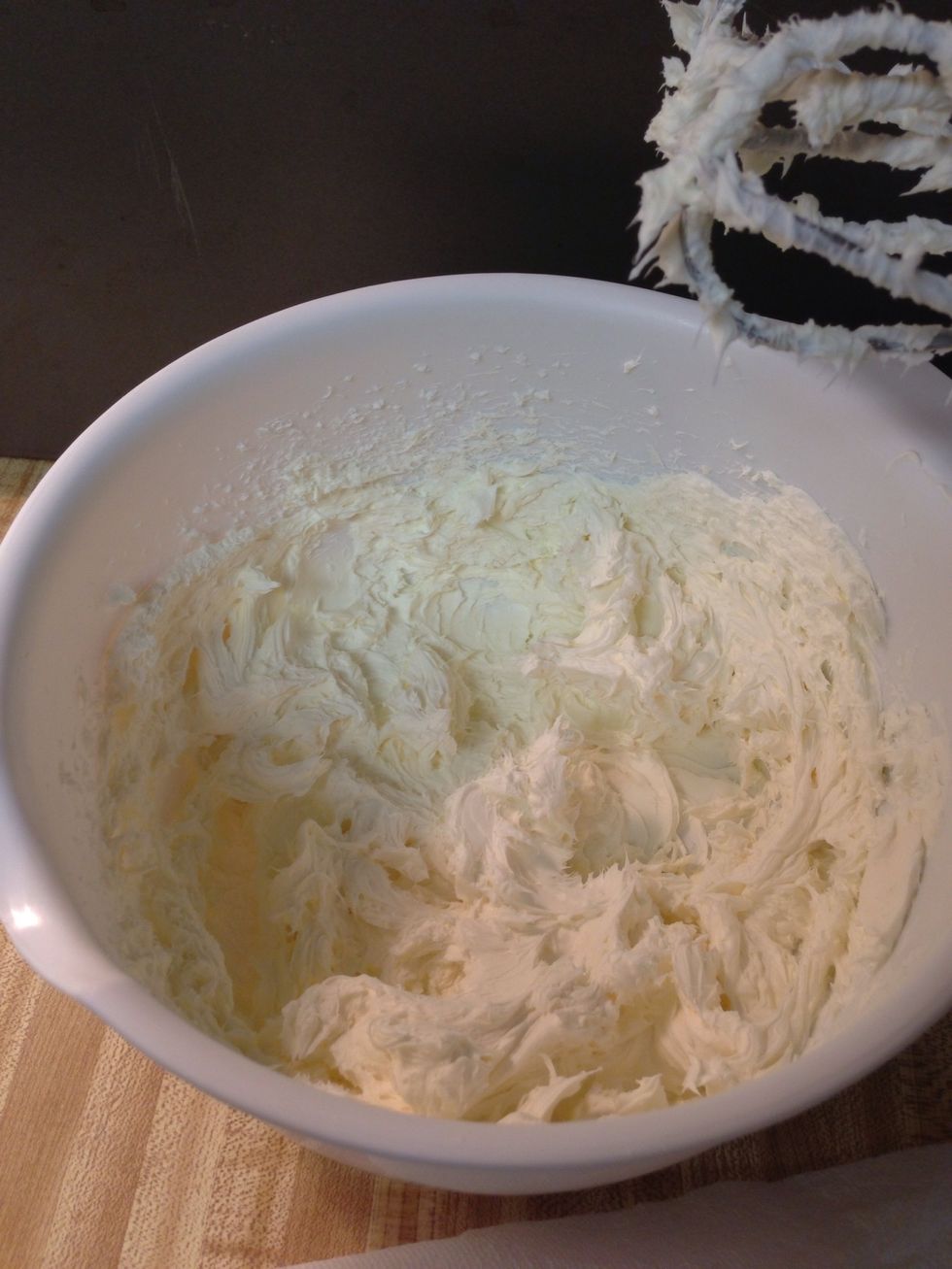 Make sure you take the cream cheese out of the refrigerator at the last minute. Soften the cream cheese with a mixer.