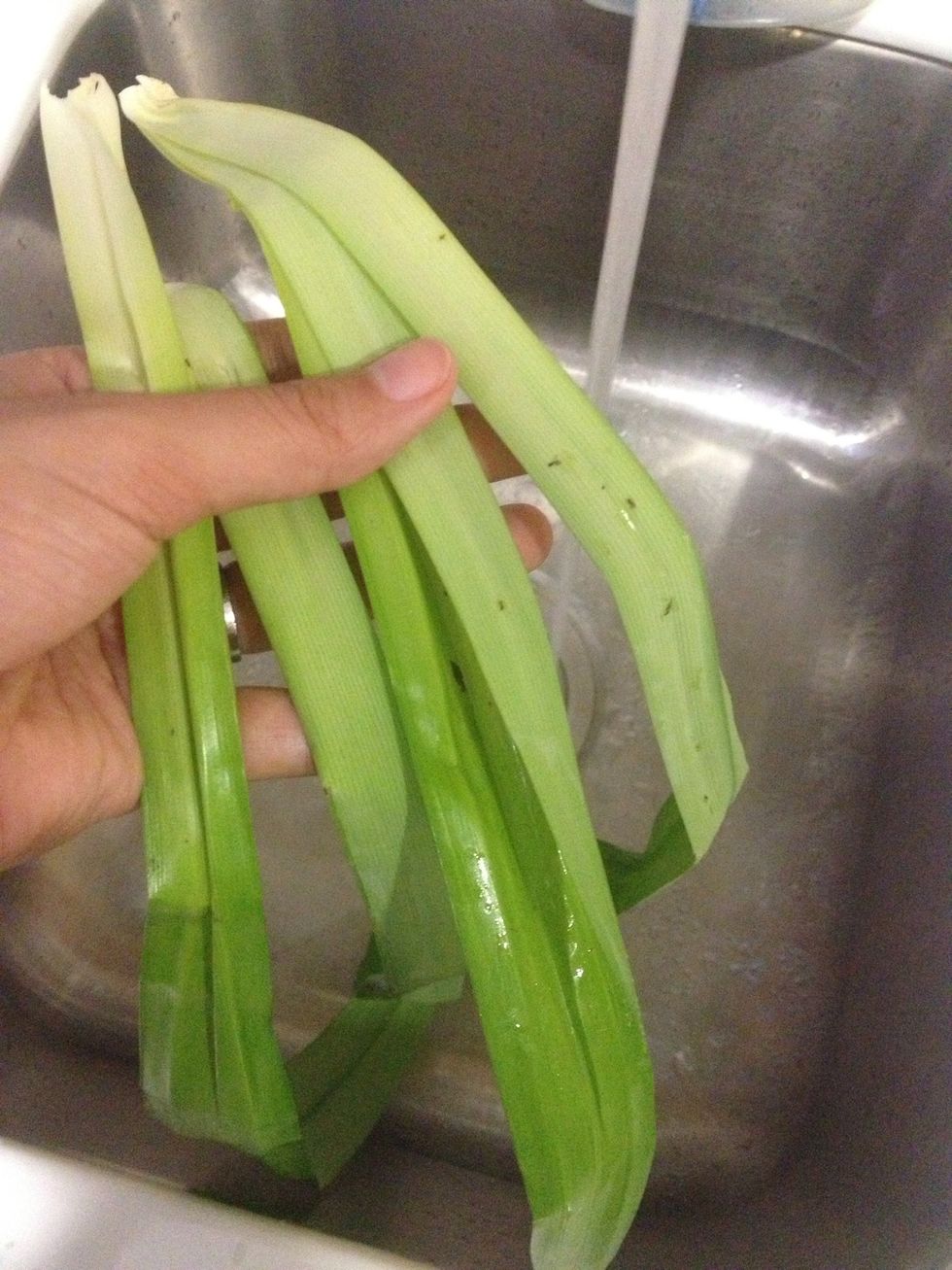 Make sure you wash the pandan leaves thoroughly especially the folded area.