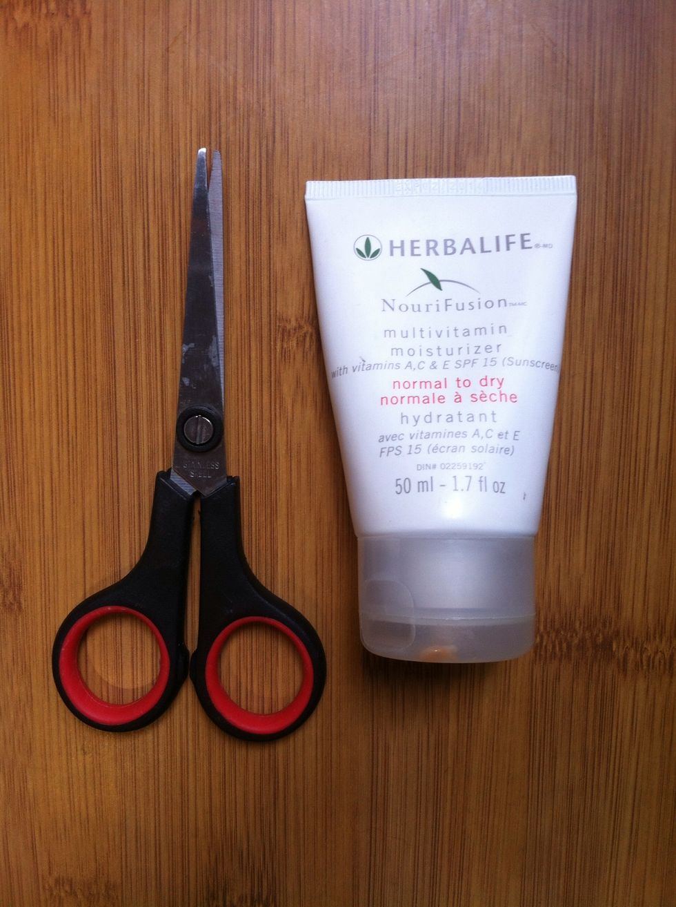 Make sure your scissor is clean so that you don't get any unwanted bacteria in the product that can cause breakouts. (just washed mine so what you see are stains, don't worry;)  Now let's get started!