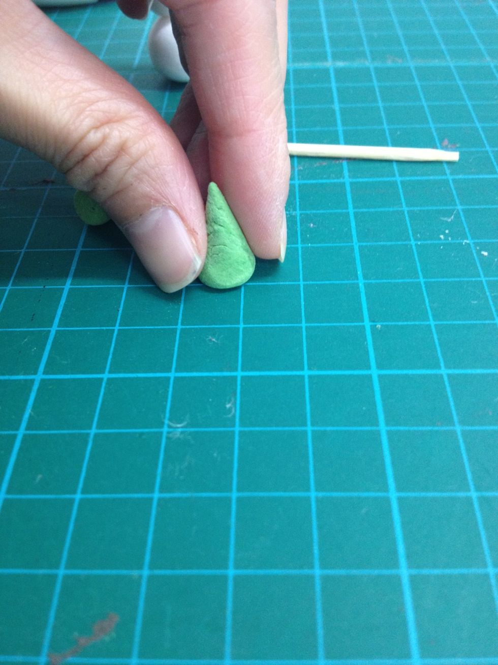 Make the bottom flat so that it can stand.
