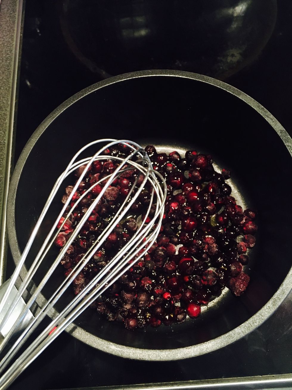 Make the chia jam first: put frozen blueberries in the casserole on medium heat. Add 3 of the tablespoons of agave sirup + the chia seeds and stir.