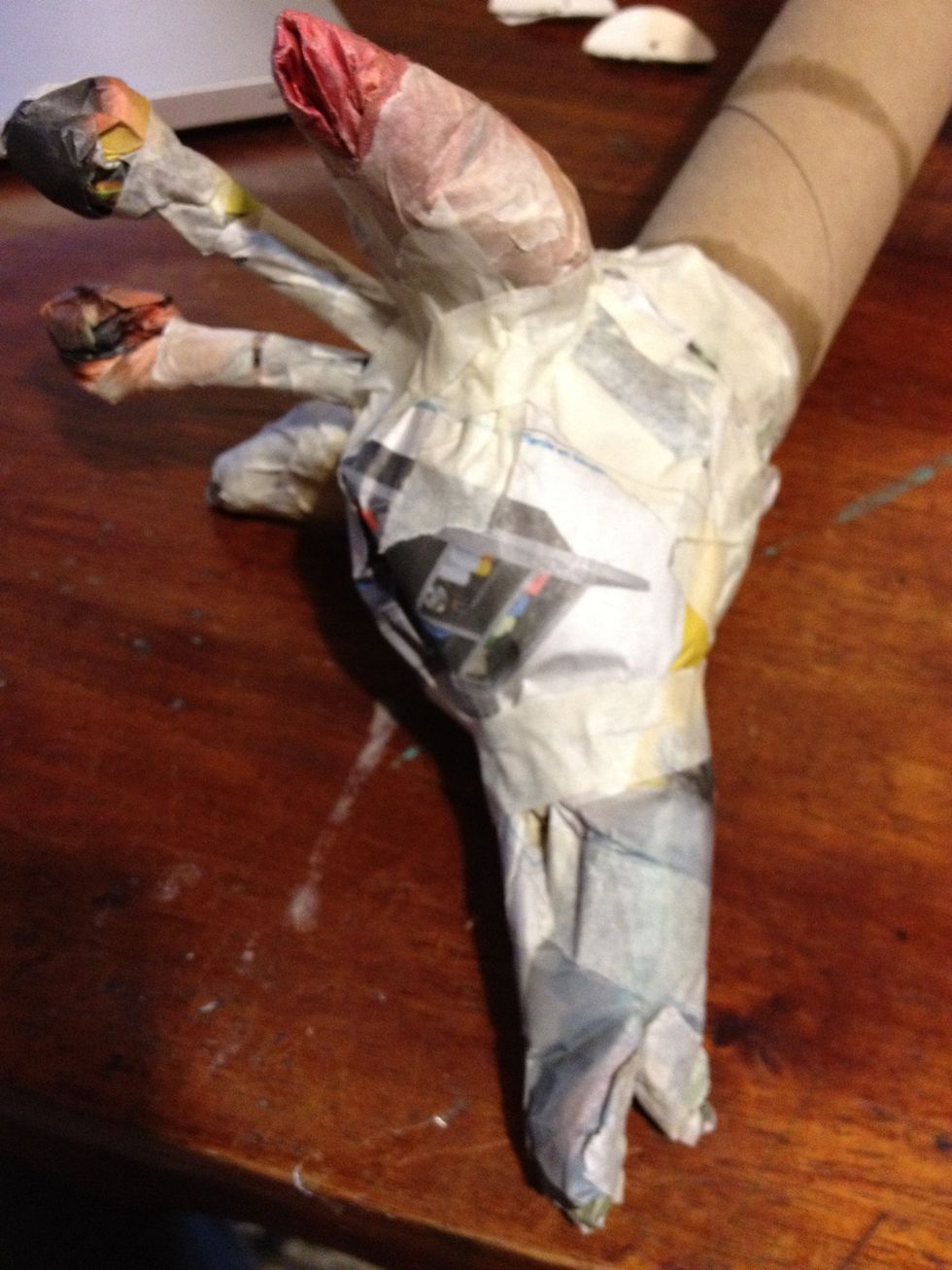 Make the giraffe head with sheets of newspaper, use all the maskin tape as you need