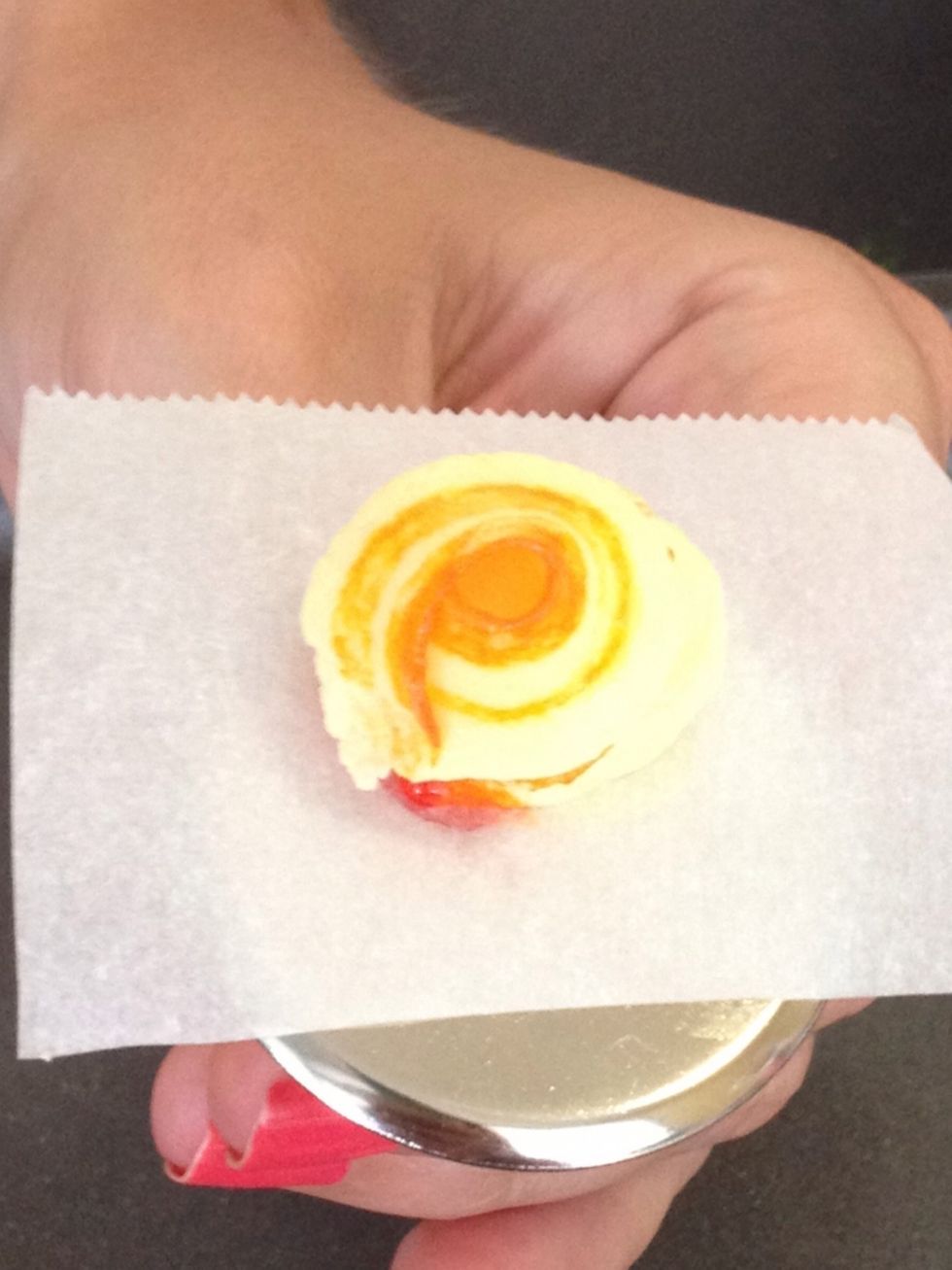 Make the rose base turning the flower nail in a circular motion.