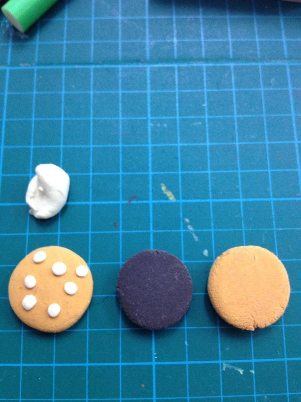 - Make the top and bottom of the hamburger. Then, make the dark brown circle as the beef.