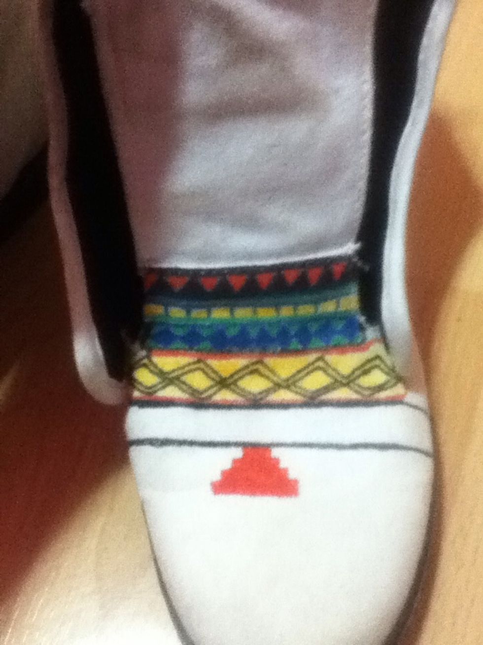 Make thin, but dark patterns on your canvas shoe, starting from the front of the shoe. I did some designs from the top of my head. Make sure you color in all patterns fully!