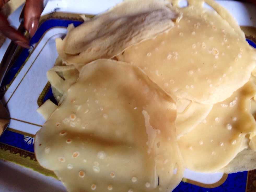 MAKING THE WRAPPERS: using a nonstick pan nd low heat,pour batter(about 1 dishing spoon) and spread around d pan by tilting slightly. Turn d wrapper to other side when edges begin to curl up. (30s)