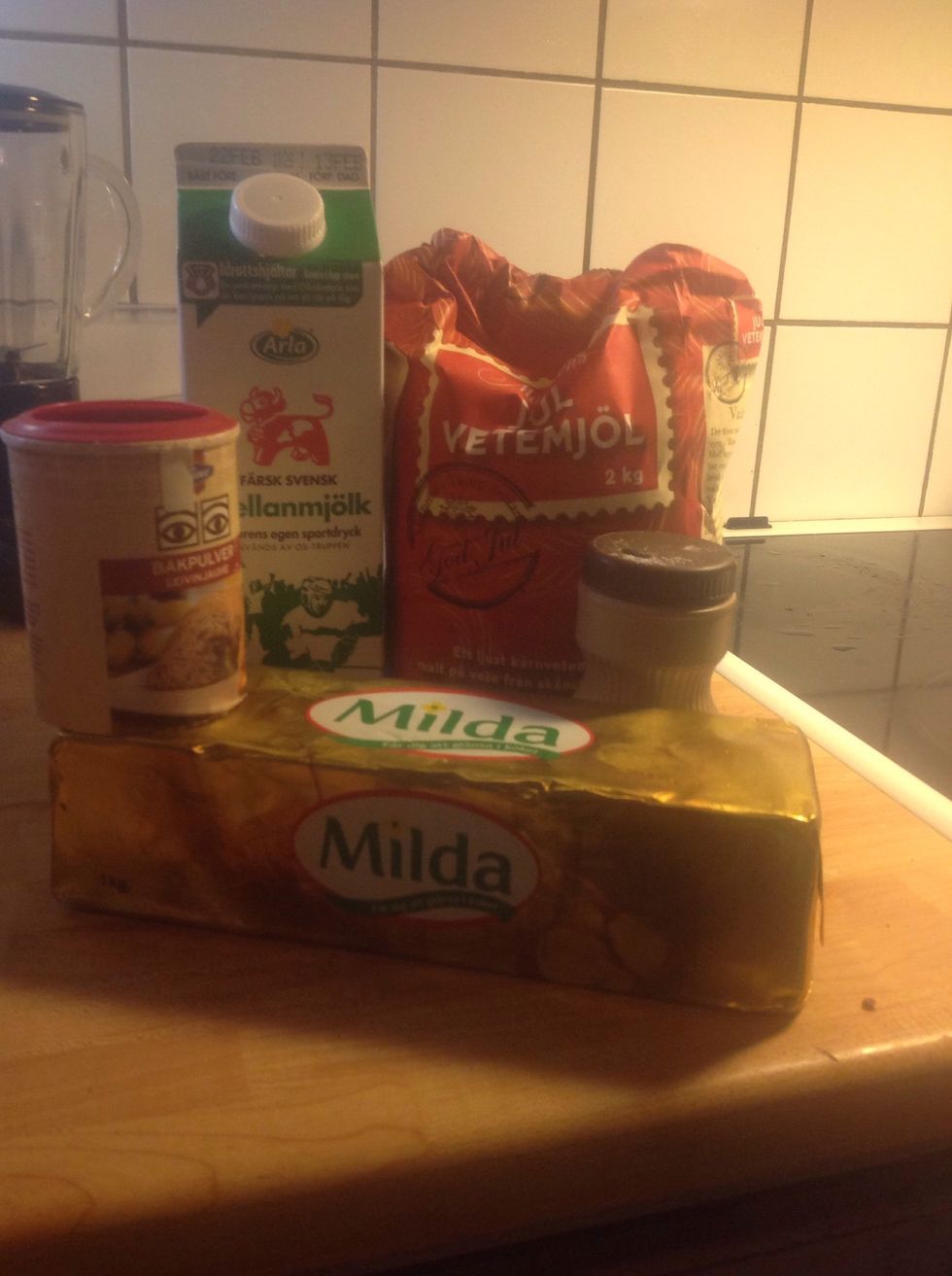 Man beh\u00f6ver vete mj\u00f6l,mj\u00f6lk,bakpulver,margarin och salt You need Wheat flour ,milk ,baking powder ,margarine and salt